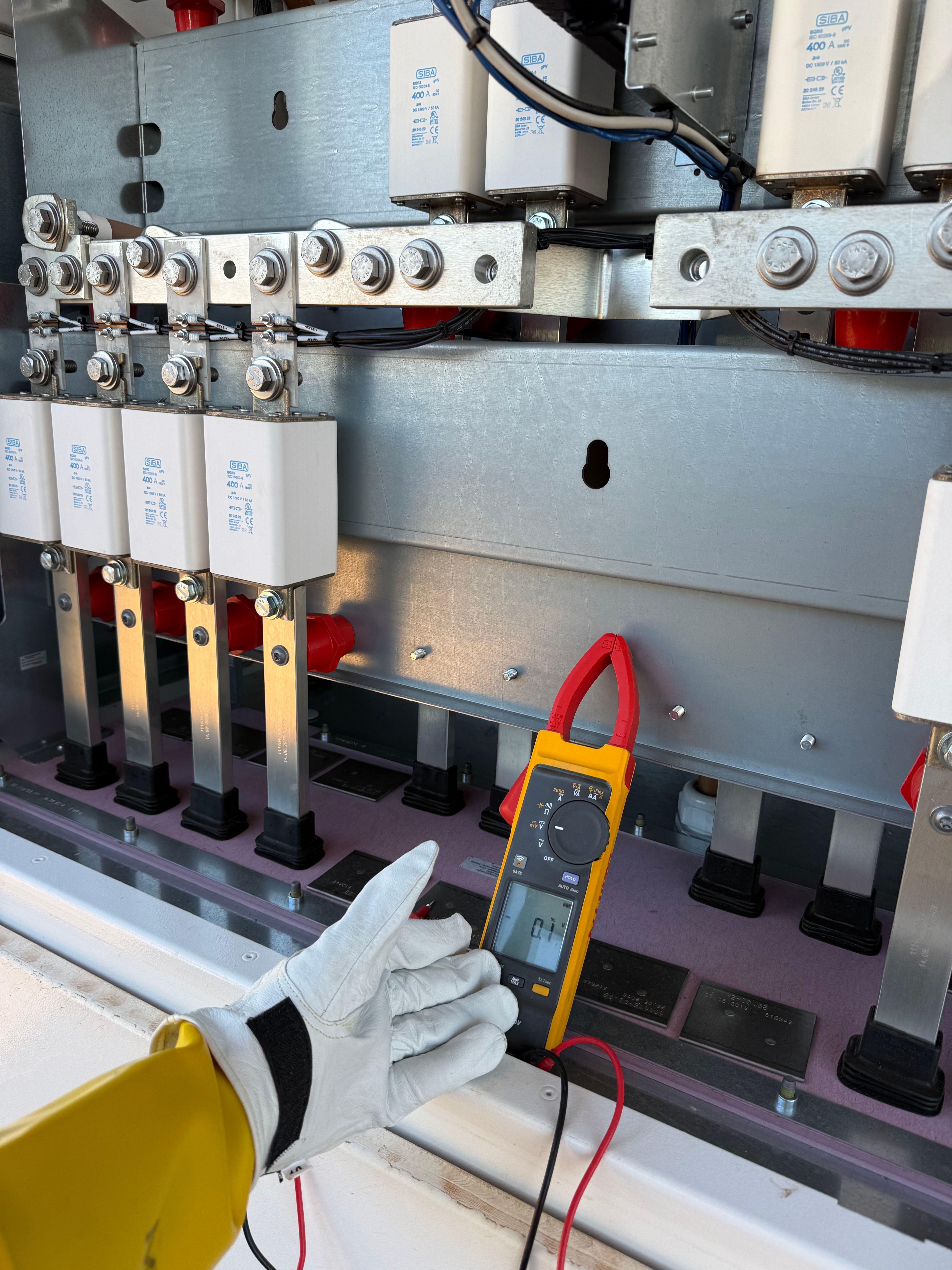 Clamp meter measurement on the busbars of a distribution board