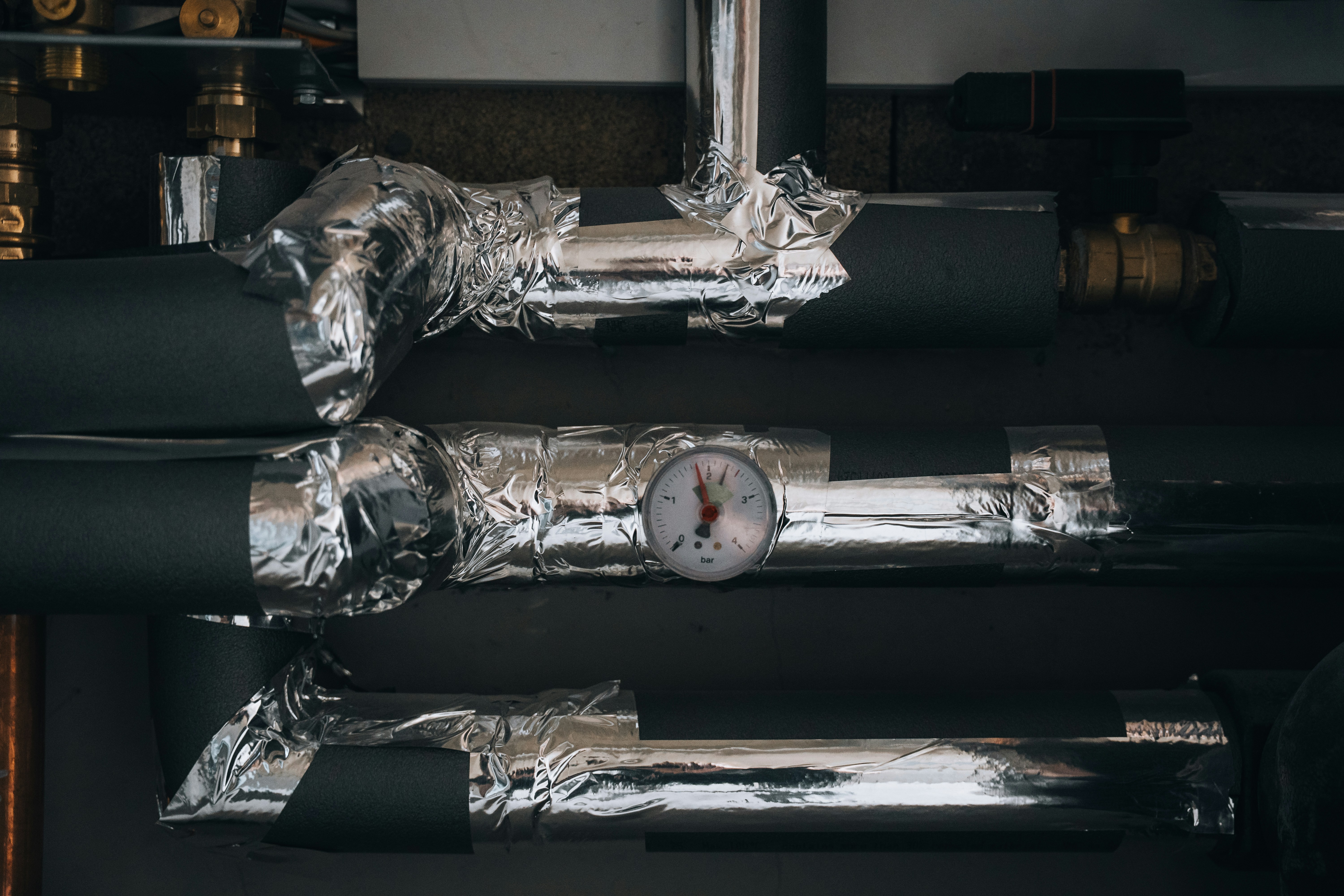 Insulated heating pipes with a pressure gauge